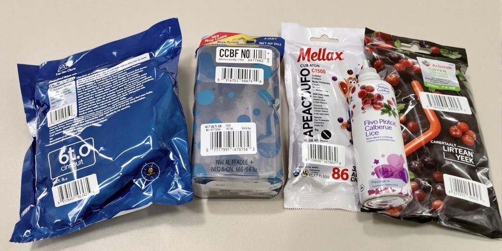 Produits variés avec étiquettes code-barres visibles
