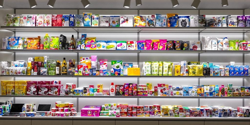 Produits bien rangés, éclairage idéal, magasin attrayant.