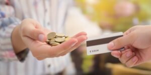 Deux mains échangeant de l'argent et une carte.