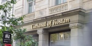 Nom d'entreprise écrit sur un fond abstrait.