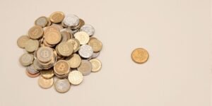 Calcul de marge sur coût variable avec des pièces de monnaie.