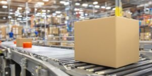 Colis dans un camion de livraison.