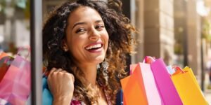 Consommateur heureux, souriant avec un achat attrayant.