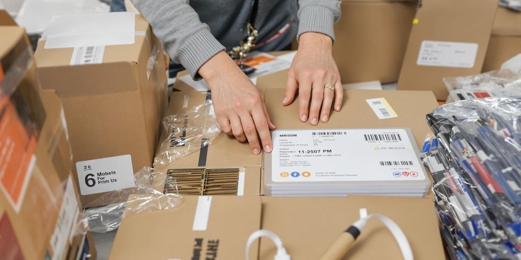 Emballage de colis pour optimiser le traitement des commandes.