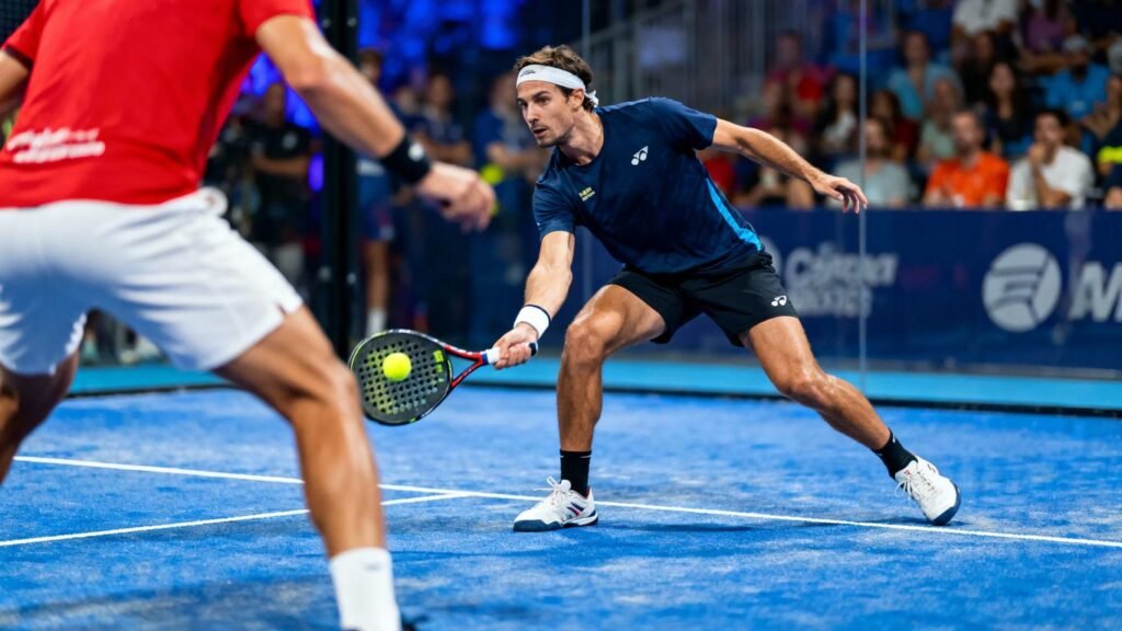 Joueurs de padel en action lors d'un événement sportif.
