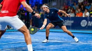 Joueurs de padel en action lors d'un événement sportif.