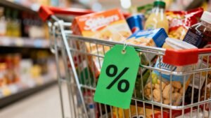 Chariot de courses avec une étiquette de livraison gratuite.